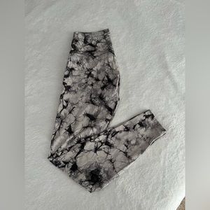 LULULEMON WUNDER UNDER SIZE 8, 28” GRAY & BLACK TIE DYE